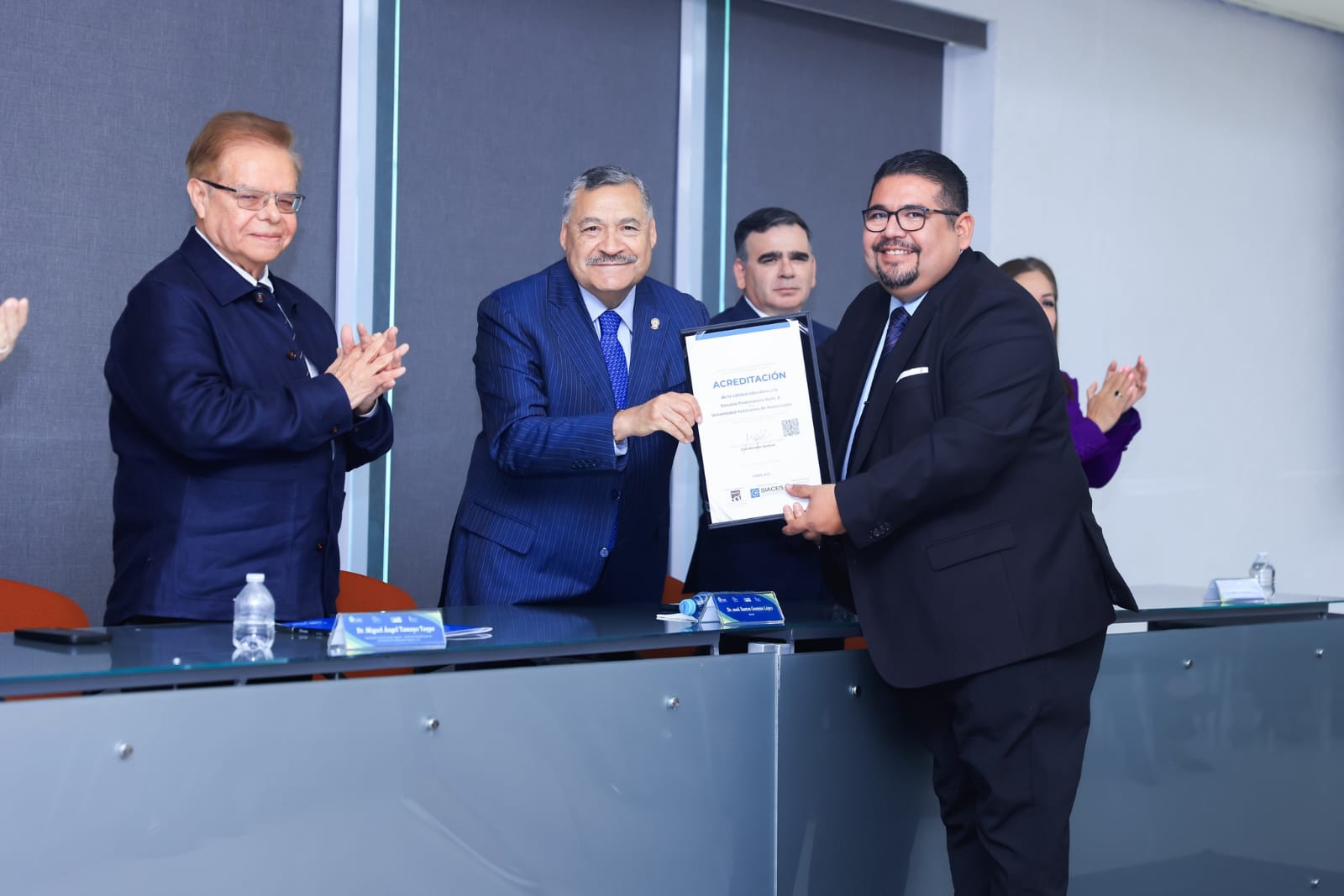 Recibe Preparatoria 8 acreditación de los CIEES