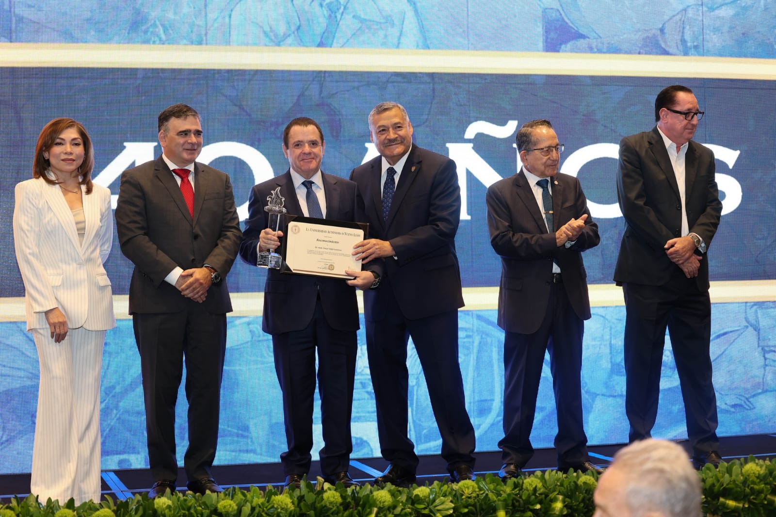Reconoce UANL trayectoria docente del Dr. Oscar Vidal