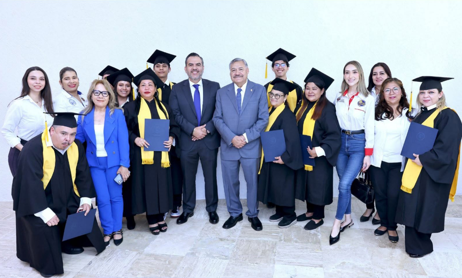 Se gradúan estudiantes de la Preparatoria 15 del Centro Comunitario San Bernabé