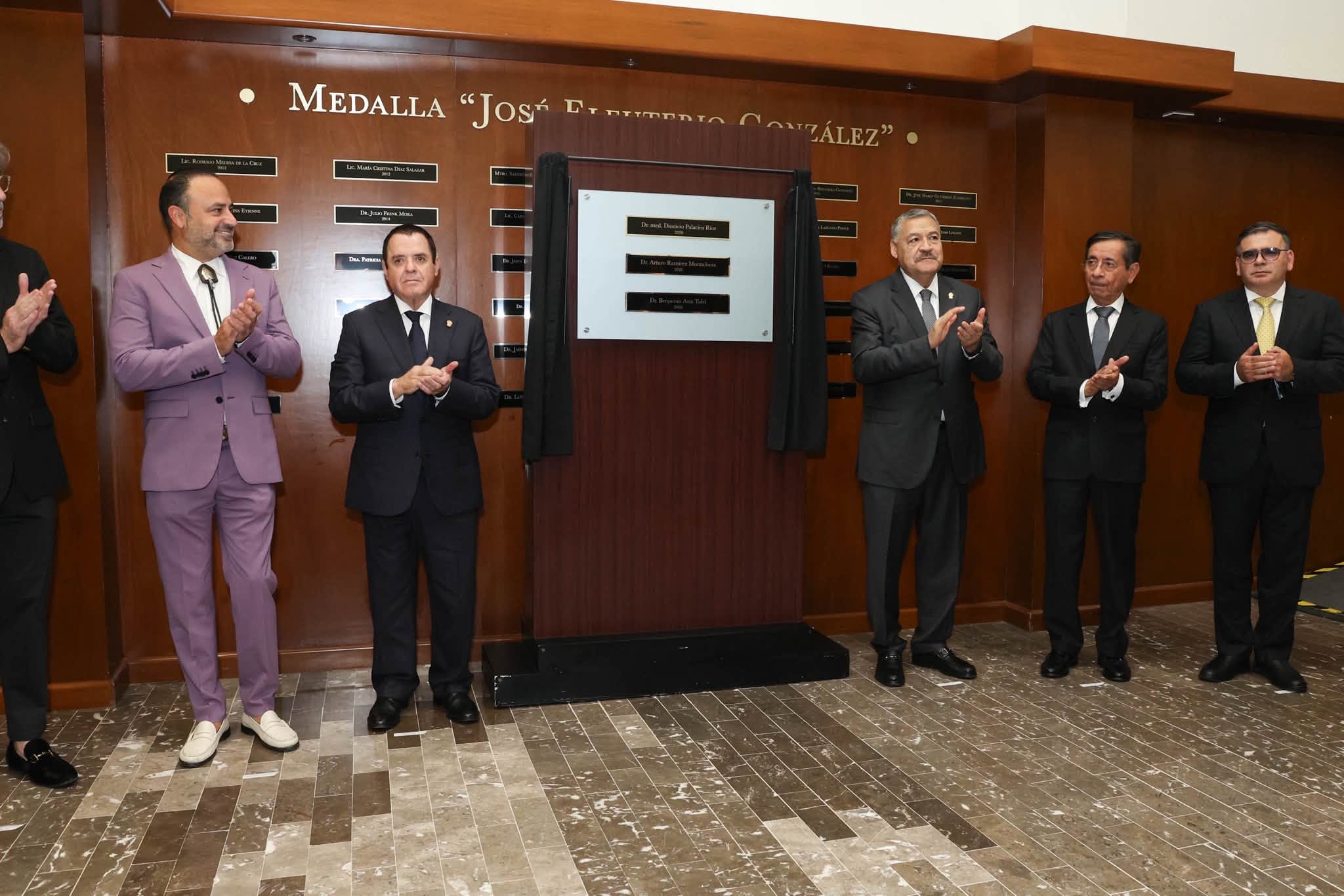 Condecoran con Medalla “Dr. José Eleuterio González” a tres profesionales de la salud